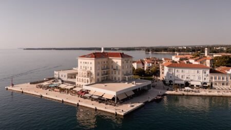 Hotel Palazzo Poreč: Geschichte und Komfort in Istriens ältestem Haus Das BO Hotel Palazzo in erster Meereslage im historischen Stadtkern von Poreč, Istrien.